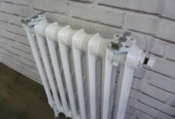 Supports MINIMAX pour tablette installés sur radiateur fonte